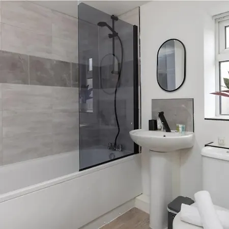 Residency Apartments Sefton Road Walton on the Hill Экстерьер фото