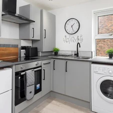 Residency Apartments Sefton Road Walton on the Hill Экстерьер фото